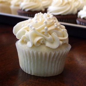 White-Wedding-Cake-Cupcakes-1